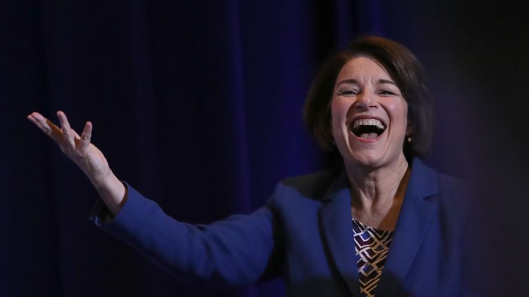 Colombie, Caroline du Sud - 22 juin: Amy Klobuchar (D-MN), candidat à la présidentielle démocrate, arrive sur scène lors de la convention du parti démocrate de Caroline du Sud le 22 juin 2019 à Columbia, en Caroline du Sud. Vingt-deux candidats démocrates à la présidentielle doivent comparaître en Caroline du Sud ce week-end, alors que le parti démocrate de l'État organise son congrès annuel. (Photo par Win McNamee / Getty Images)