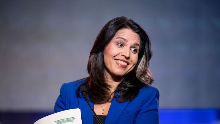 COLUMBIA, SC - 22 JUIN: La candidate démocrate à la présidentielle Rep. Tulsi Gabbard (R-HI) s’adresse à la foule lors de la Convention d’État du Parti Démocratique de Caroline du Sud, le 22 juin 2019, à Columbia, en Caroline du Sud. Les candidats démocrates à la présidence convergent vers la Caroline du Sud ce week-end pour une foule d'événements au cours desquels les candidats pourront s'adresser directement à un bloc de vote important dans la primaire démocrate. (Photo de Sean Rayford / Getty Images)