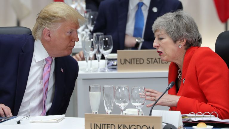 La Première ministre britannique Theresa May s'entretient avec le président américain Donald Trump lors du sommet du G20 à Osaka, au Japon, le 28 juin 2019. Sputnik / Mikhail Klimentyev / Kremlin via REUTERS ATTENTION AUX RÉDACTEURS - CETTE IMAGE A ÉTÉ FOURNIE PAR UNE TROISIÈME PARTIE.