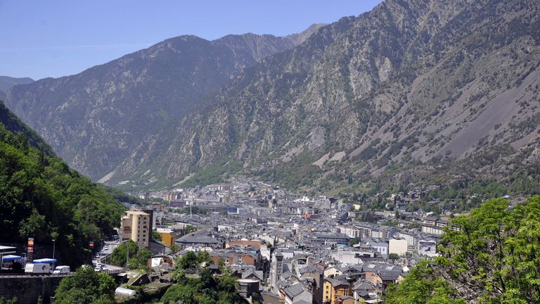 Vue générale d'Andorre-La-Vella, capitale de la Principauté d'Andorre, dans les Pyrénées orientales entre la France et l'Espagne, vue le 12 mai 2015. AFP PHOTO / PASCAL PAVANI (Le crédit photo doit se lire comme suit: PASCAL PAVANI / AFP / Getty Images)