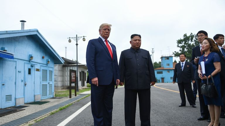 Le chef de la Corée du Nord, Kim Jong Un, aux côtés du président des États-Unis, Donald Trump, au sud de la ligne de démarcation militaire qui sépare la Corée du Nord et la Corée du Sud, dans la zone de sécurité commune de Panmunjom dans la zone démilitarisée (DMZ) le 30 juin 2019. (Photo de Brendan Smialowski / AFP) (Le crédit photo doit se lire comme suit: BRENDAN SMIALOWSKI / AFP / Getty Images)