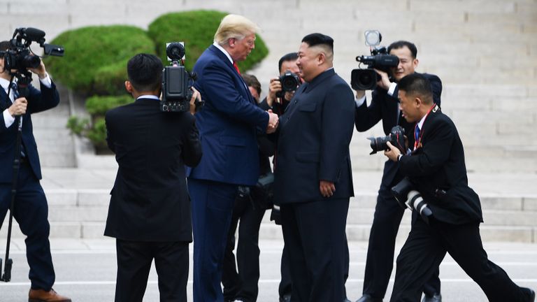 Le chef de la Corée du Nord, Kim Jong Un, serre la main du président américain Donald Trump au nord de la ligne de démarcation militaire qui sépare la Corée du Nord et la Corée du Sud, dans la zone de sécurité commune de Panmunjom dans la zone démilitarisée (DMZ) le 30 juin 2019. ( Photo de Brendan Smialowski / AFP) (Le crédit photo doit se lire comme suit: BRENDAN SMIALOWSKI / AFP / Getty Images)