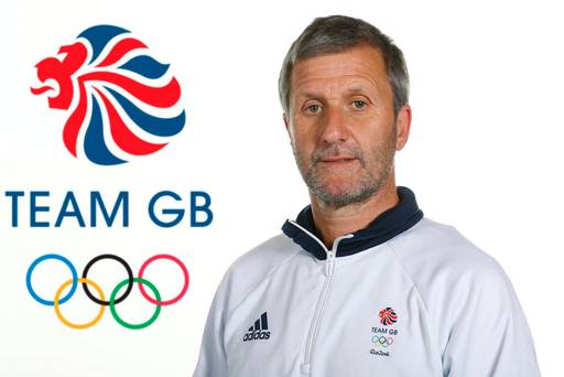 L'ancien médecin British Cycling et Team Sky est accusé d'avoir commandé une grande quantité de testostérone à son coureur