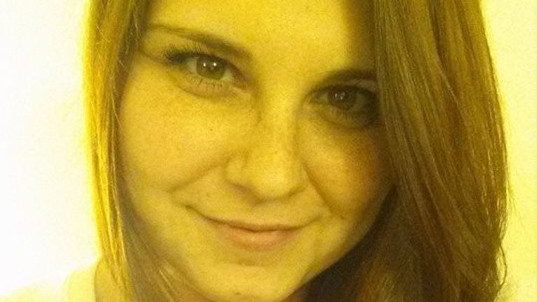 Heather Heyer a été tuée quand elle a été heurtée par une voiture alors qu'elle traversait une rue