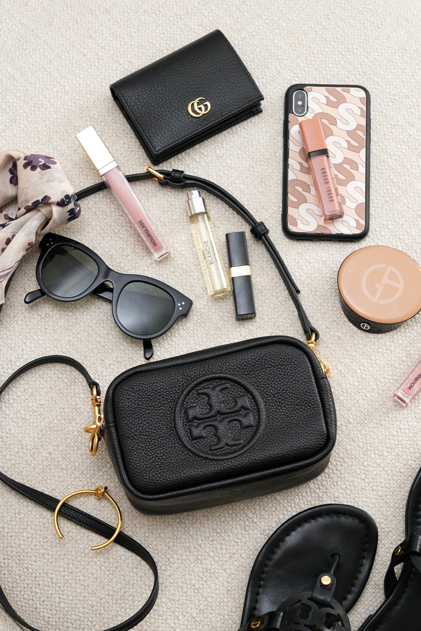 Ce qui est dans mon Tory Burch Perry Bombe Mini Sac examen | Le look book beauté