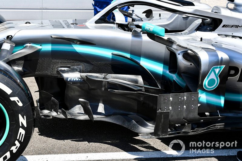 Péniche sur Mercedes AMG F1 W10 