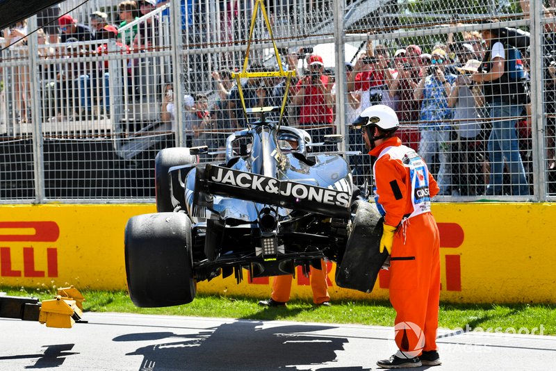 Voiture de Kevin Magnussen, le Haas VF-19 est récupéré après une chute en qualifications