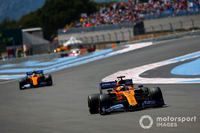Carlos Sainz Jr., McLaren MCL34, mène Lando Norris, McLaren MCL34