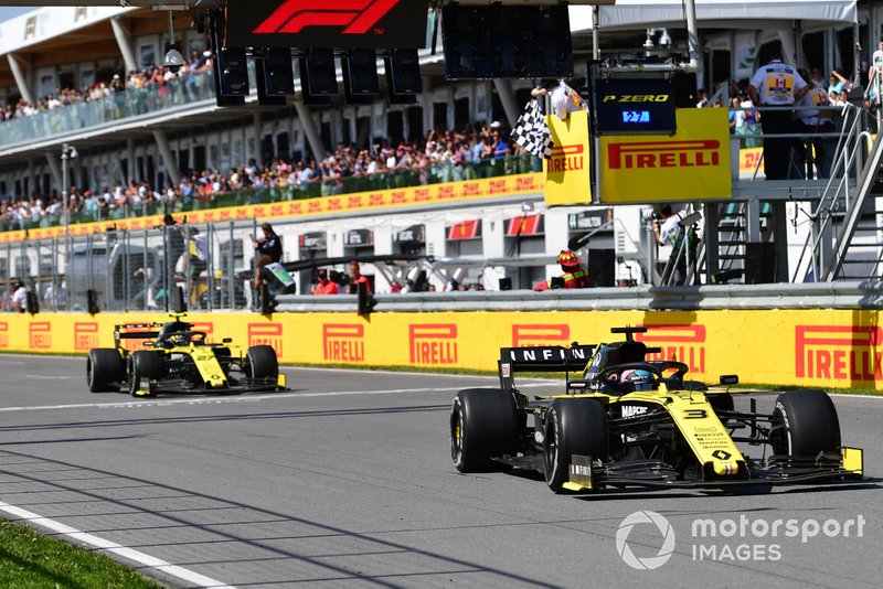 Daniel Ricciardo, Renault R.S.19, conduit Nico Hulkenberg, Renault R.S. 19, passé le drapeau à damier
