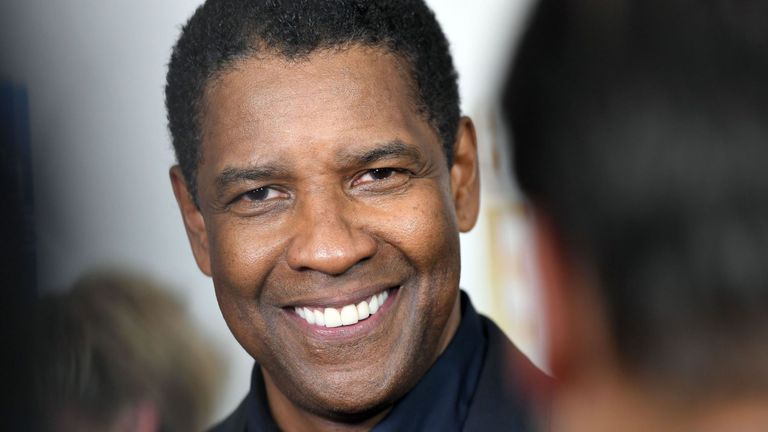 La vedette de The Magnificent Seven, Denzel Washington, assiste à la première du film à New York au Museum of Modern Art