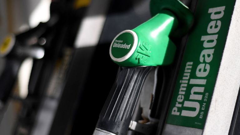 Les prix des carburants sont déterminés par les prix du pétrole et les fluctuations des devises
