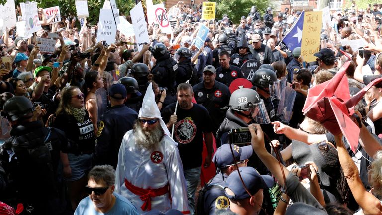 La police anti-émeute protège les membres du Ku Klux Klan contre les contre-manifestants alors qu'ils arrivent pour s'opposer aux propositions de la ville visant à supprimer ou à modifier les monuments confédérés à Charlottesville, en Virginie