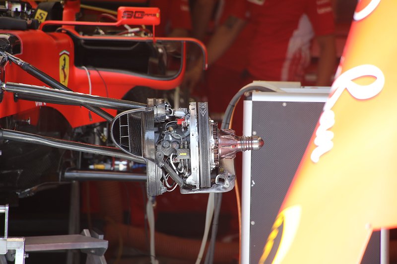 Ferrari SF90, suspension avant