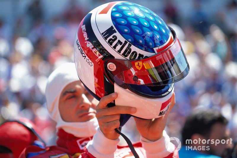 Jean Alesi se prépare sur la grille