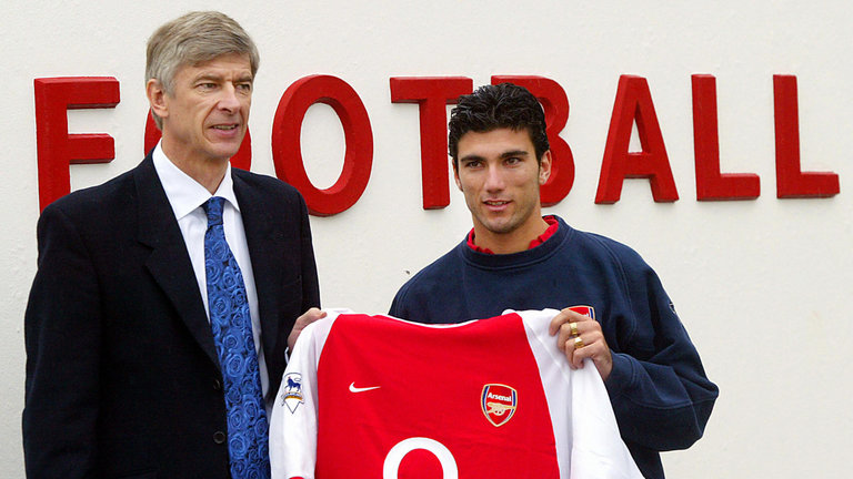 Après une période de transfert estivale calme, Wenger a plongé de manière inhabituelle sur le marché de janvier, faisant entrer l'ailier Jose Antonio Reyes pour environ 10 millions de livres.