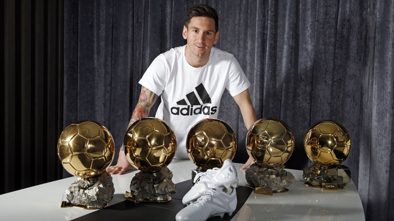 Lionel Messi avec cinq bottes adidas Ballon d'Or et Platinum