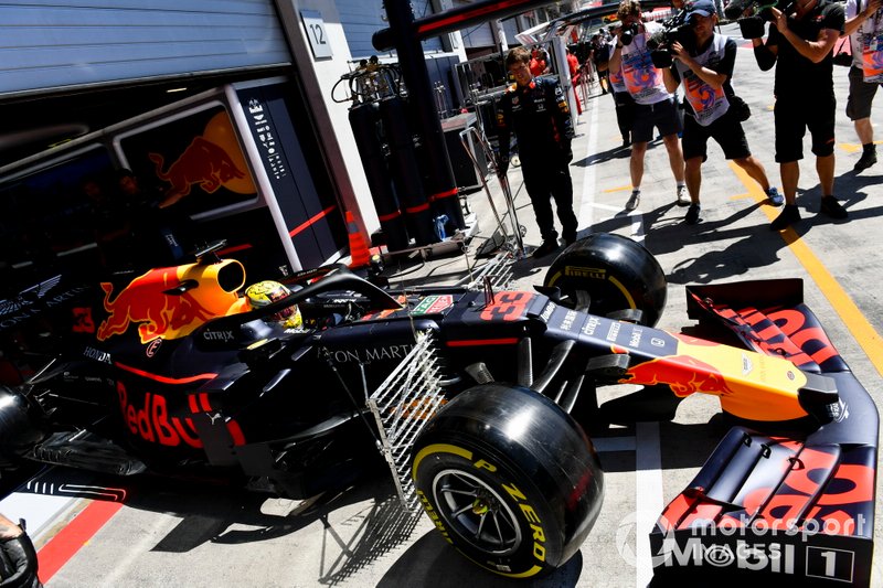 Max Verstappen, Red Bull Racing RB15, quitte le garage avec des capteurs fixés