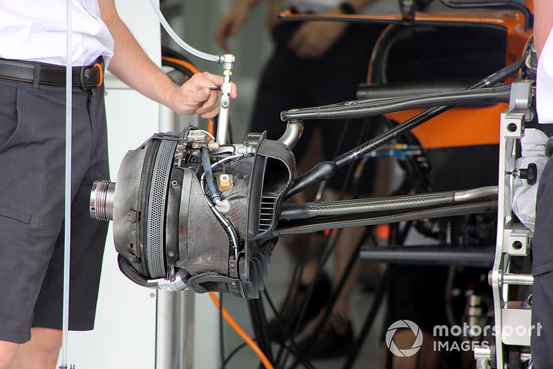   Détail du frein avant McLaren MCL34