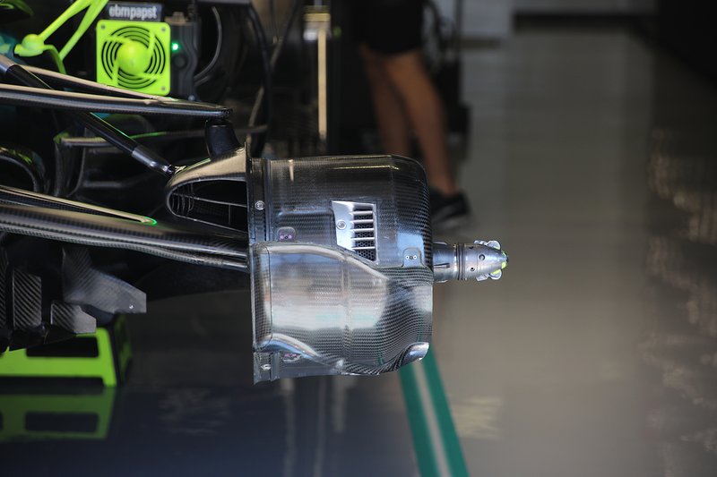 Mercedes AMG F1 W10, suspension avant