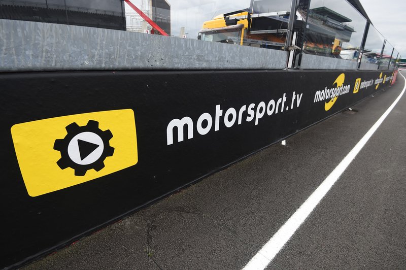 Signalisation Motorsport.com et Motorsport.tv sur la première ligne droite