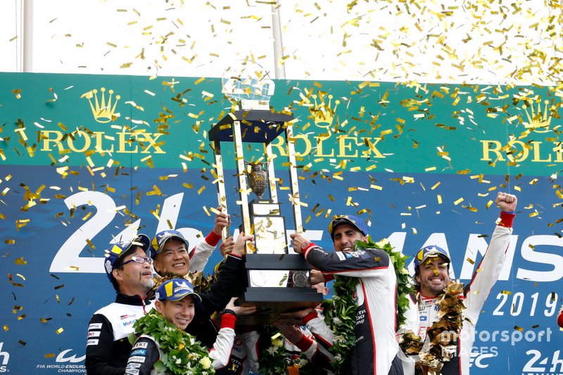 Podium: Toyota Gazoo Racing n ° 8 Toyota TS050: Sébastien Buemi, Kazuki Nakajima, Fernando Alonso, Toyota Gazoo Racing n ° 7: TS050: Mike Conway, Kamui Kobayashi et Jose Maria Lopez