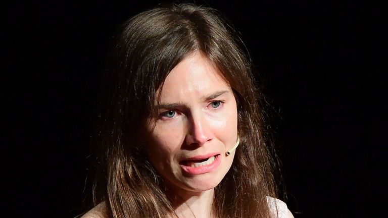 La journaliste américaine Amanda Knox réagit alors qu’elle s’adresse à une table ronde intitulée 