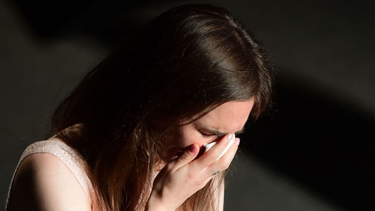 La journaliste américaine Amanda Knox pleure et essuie ses larmes alors qu’elle s’adresse à une table ronde intitulée 