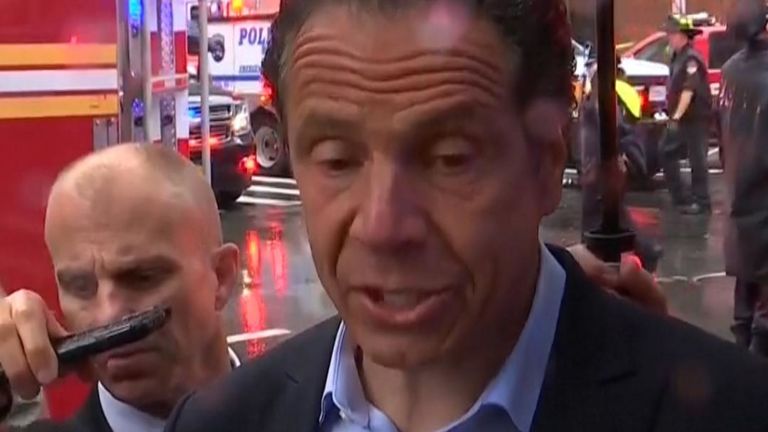 Le gouverneur de New York, Andrew Cuomo, parle à la presse rassemblée au sujet d'un accident d'hélicoptère à Manhattan