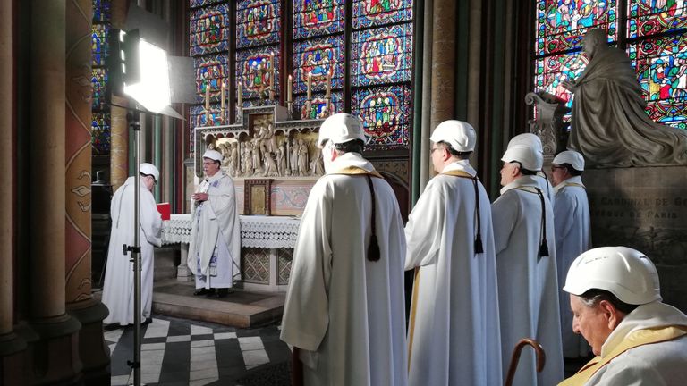 TOPSHOT - Mgr Michel Aupetit, archevêque de Paris, célèbre la première messe dans une chapelle latérale deux mois après le jour suivant l'incendie qui a dévasté la cathédrale Notre-Dame de Paris le 15 juin 2019 à Paris. - La cathédrale Notre-Dame de Paris accueillera sa première messe le 15 juin 2019, exactement deux mois après l'incendie dévastateur qui a secoué la France et le monde. Pour des raisons de sécurité, la messe dirigée par Mgr Michel Aupetit, archevêque de Paris, sera célébrée à une très petite échelle. Les fidèles seront 