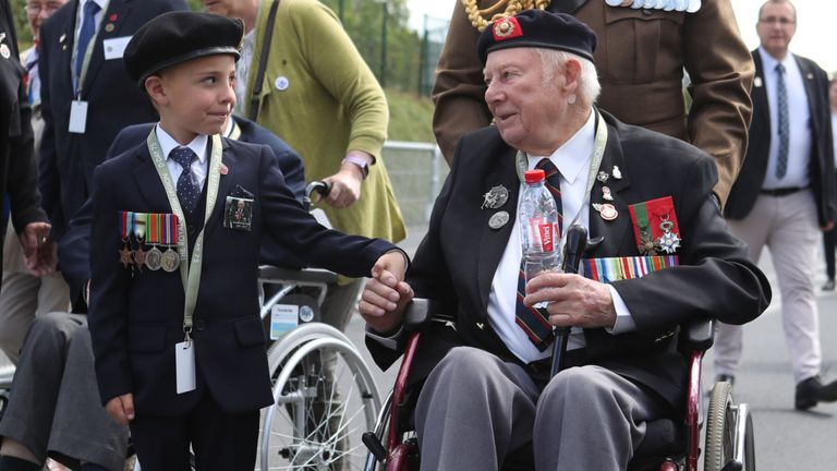 John Quinn, ancien combattant du jour J, rencontre George Sayer, 6 ans, à Bayeux, en France, à l’occasion du 75e anniversaire du débarquement du jour J