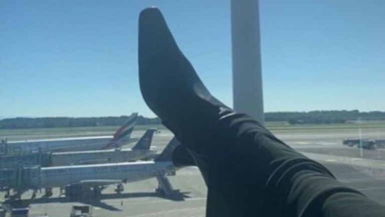 La photo de Hadid la montre en posant son pied sur la fenêtre devant elle dans la salle d'embarquement de l'aéroport.