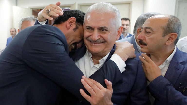 Binali Yildirim est embrassé par un partisan du parti au pouvoir en Turquie