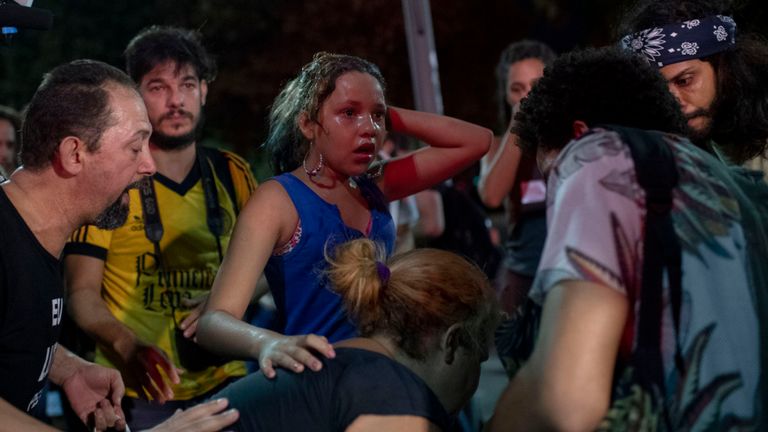 Un enfant est soigné par des manifestants après avoir été blessé lors d'affrontements