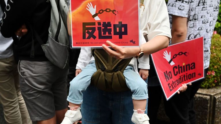 Un manifestant tient une pancarte lors d’un rassemblement contre la loi controversée sur l’extradition de Hong Kong 
