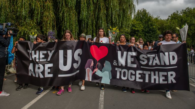 Les gens marchent en souvenir des victimes de la fusillade à la mosquée de Christchurch