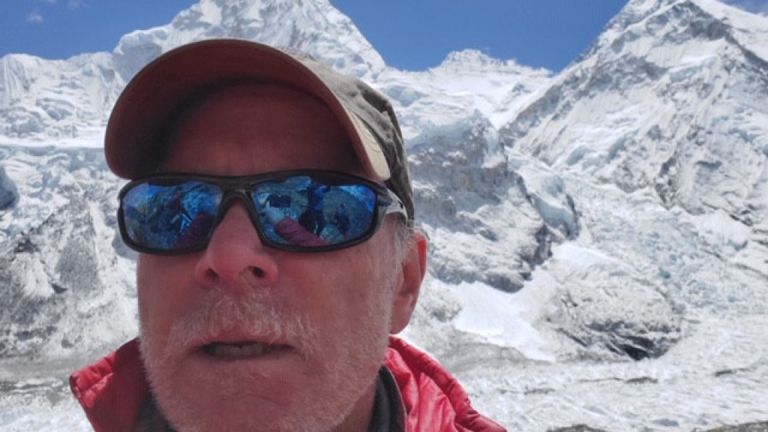 Christopher Kulish, âgé de 62 ans, est décédé peu après avoir atteint le sommet du mont Everest. Pic: Mark Kulish