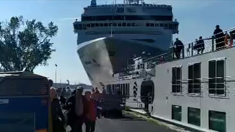 Une vidéo terrifiante a émergé de personnes fuyant alors que le navire s'approche du quai