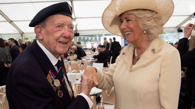 Ronald Wilson, 94 ans, accueille la duchesse de Cornouailles lors d'une réception après le service à Bayeux