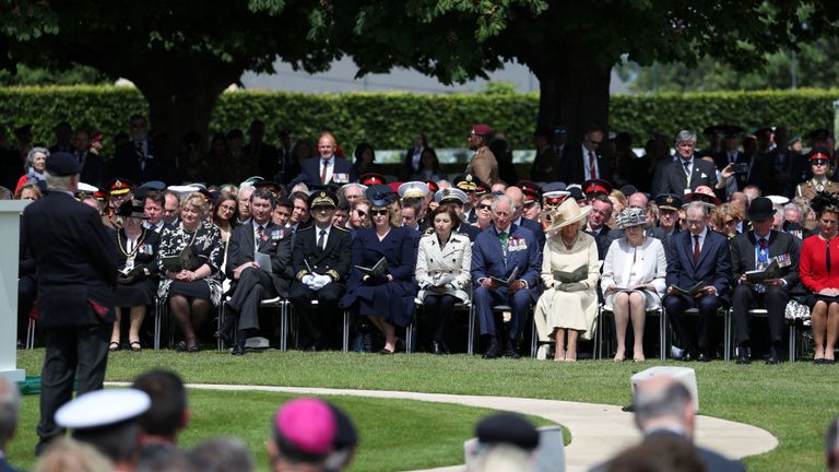 Le prince Charles et la duchesse de Cornouailles écoutent le vétéran Frank Baugh au cimetière de Bayeux