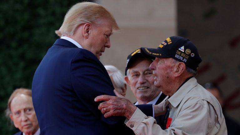 Donald Trump accueille les anciens combattants de la Seconde Guerre mondiale lors de la cérémonie de commémoration du 75e anniversaire du jour J au cimetière américain de Colleville-sur-Mer en Normandie