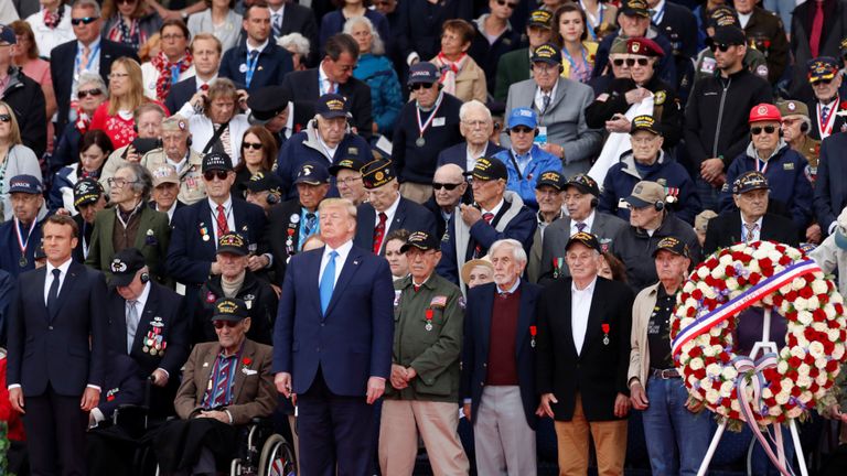 Emmanuel Macron et Donald Trump lors d'une cérémonie marquant le 75e anniversaire du jour J au cimetière et mémorial américain de Normandie à Colleville-sur-Mer, en France