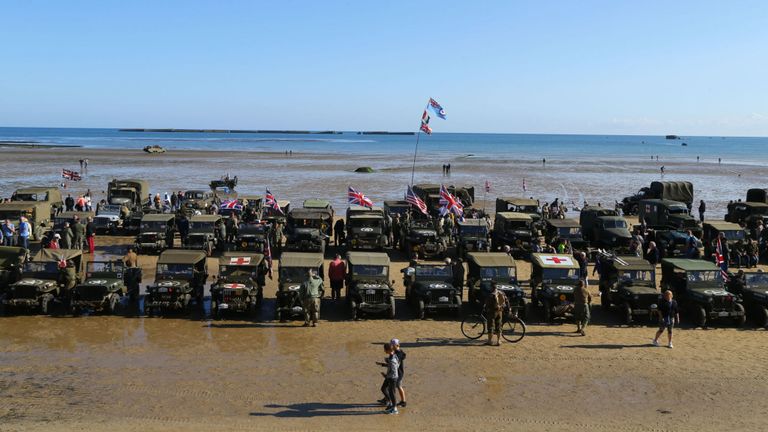 Des véhicules militaires bordent la plage d'Arromanches en Normandie