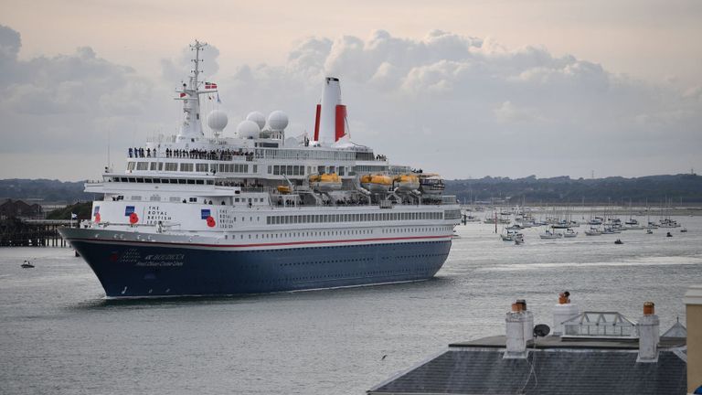 PORTSMOUTH, ANGLETERRE - 5 juin: Le navire de croisière Boudicca affrété par la région royale britannique part avec des anciens combattants pour retracer le voyage entrepris il y a 75 ans le 05 juin 2019 à Portsmouth, en Angleterre. Les chefs politiques de 16 pays impliqués dans la Seconde Guerre mondiale ont rejoint Sa Majesté la reine sur la côte sud du Royaume-Uni pour un service commémorant le 75e anniversaire du jour J. Du jour au lendemain, il a été annoncé que les 16 pays avaient signé une proclamation historique de la paix pour faire face aux horreurs du deuxième monde.