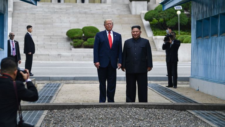 Donald Trump et Kim Jong Un à la ligne de démarcation militaire séparant la Corée du Nord et la Corée du Sud