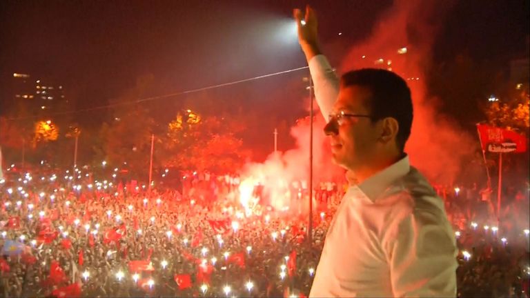 Ekrem Imamoglu accueille ses partisans après sa victoire électorale