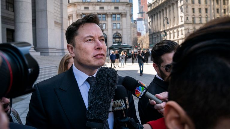 New York, New York - 4 avril: Elon Musk, PDG de Tesla, arrive à la cour fédérale, le 4 avril 2019 à New York. Un juge fédéral entendra les plaidoiries cet après-midi dans le cadre d’un procès intenté par la Securities and Exchange Commission (SEC) américaine qui cherche à condamner Musk au mépris pour avoir violé un accord de transaction. (Photo de Drew Angerer / Getty Images)

