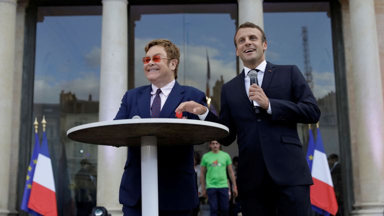 Emmanuel Macron et Sir Elton John se sont adressés à la foule à Paris