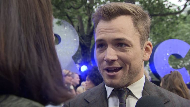 Taron Egerton joue Sir Elton John dans le biopic musical, qui se concentre sur les années décisives de Sir Elton.