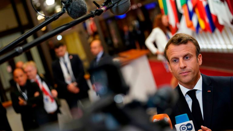Le président français Emmanuel Macron s'adresse à la presse au moment de son départ d'un sommet de l'Union européenne (UE) au siège de l'UE à Bruxelles le 21 juin 2019, le premier jour d'un sommet des dirigeants de l'UE.