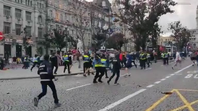 Des supporters de la police et de l'Angleterre s'affrontent dans la ville portugaise de Porto 